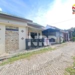 Sebuah rumah minimalis di kawasan Ketapang, Banyuwangi, saat ini ditawarkan dengan harga Rp 299 juta. Hunian ini berada di lokasi strategis dekat kawasan industri, termasuk PT INKA Banyuwangi, serta tidak jauh dari Pelabuhan Penyeberangan Ketapang. Properti tersebut memiliki luas tanah 60 meter persegi dan luas bangunan 45 meter persegi dengan status Sertifikat Hak Milik (SHM). Rumah ini dilengkapi dua kamar tidur, satu kamar mandi, ruang tamu, dapur, serta carport. Selain itu, tersedia fasilitas listrik 1300 watt dan sumber air dari sumur bor. Dengan letaknya yang berada di kawasan berkembang, rumah ini dinilai memiliki potensi baik sebagai hunian maupun investasi properti jangka panjang. Akses menuju pusat Kota Banyuwangi juga relatif mudah, sehingga mendukung mobilitas sehari-hari. Pihak penjual membuka kesempatan bagi calon pembeli untuk melakukan survei lokasi serta negosiasi harga bagi peminat yang serius.