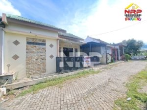 Sebuah rumah minimalis di kawasan Ketapang, Banyuwangi, saat ini ditawarkan dengan harga Rp 299 juta. Hunian ini berada di lokasi strategis dekat kawasan industri, termasuk PT INKA Banyuwangi, serta tidak jauh dari Pelabuhan Penyeberangan Ketapang. Properti tersebut memiliki luas tanah 60 meter persegi dan luas bangunan 45 meter persegi dengan status Sertifikat Hak Milik (SHM). Rumah ini dilengkapi dua kamar tidur, satu kamar mandi, ruang tamu, dapur, serta carport. Selain itu, tersedia fasilitas listrik 1300 watt dan sumber air dari sumur bor. Dengan letaknya yang berada di kawasan berkembang, rumah ini dinilai memiliki potensi baik sebagai hunian maupun investasi properti jangka panjang. Akses menuju pusat Kota Banyuwangi juga relatif mudah, sehingga mendukung mobilitas sehari-hari. Pihak penjual membuka kesempatan bagi calon pembeli untuk melakukan survei lokasi serta negosiasi harga bagi peminat yang serius.