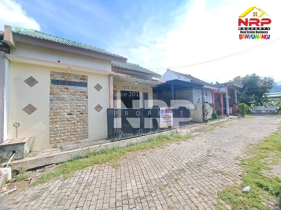 Sebuah rumah minimalis di kawasan Ketapang, Banyuwangi, saat ini ditawarkan dengan harga Rp 299 juta. Hunian ini berada di lokasi strategis dekat kawasan industri, termasuk PT INKA Banyuwangi, serta tidak jauh dari Pelabuhan Penyeberangan Ketapang. Properti tersebut memiliki luas tanah 60 meter persegi dan luas bangunan 45 meter persegi dengan status Sertifikat Hak Milik (SHM). Rumah ini dilengkapi dua kamar tidur, satu kamar mandi, ruang tamu, dapur, serta carport. Selain itu, tersedia fasilitas listrik 1300 watt dan sumber air dari sumur bor. Dengan letaknya yang berada di kawasan berkembang, rumah ini dinilai memiliki potensi baik sebagai hunian maupun investasi properti jangka panjang. Akses menuju pusat Kota Banyuwangi juga relatif mudah, sehingga mendukung mobilitas sehari-hari. Pihak penjual membuka kesempatan bagi calon pembeli untuk melakukan survei lokasi serta negosiasi harga bagi peminat yang serius.