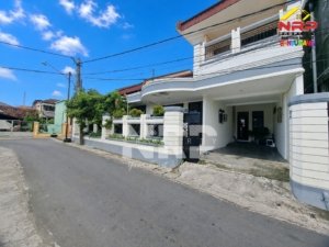Rumah Hook 2 Lantai Full Furnished di Pusat Kota Banyuwangi Dijual, Cocok untuk Investasi dan Homestay