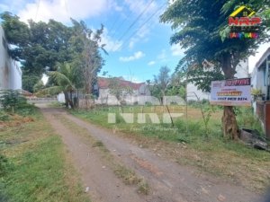 BANYUWANGI – Peluang investasi properti kembali hadir di kawasan strategis Ketapang, Banyuwangi. Sebidang tanah siap bangun seluas 400 meter persegi kini ditawarkan untuk dijual dengan lokasi yang sangat potensial, tepat di depan SPBU Farley Ketapang dan berada di kawasan industri yang terus berkembang. Lokasi tanah yang berada di jalur strategis menuju Pelabuhan Penyeberangan Ketapang menjadikan properti ini memiliki nilai investasi yang menarik. Selain cocok untuk pembangunan rumah tinggal, lahan ini juga sangat potensial untuk dijadikan rumah kos, kontrakan, maupun usaha pendukung aktivitas industri dan transportasi di kawasan Ketapang. Pertumbuhan kawasan industri serta tingginya mobilitas pekerja dan pelaku usaha di wilayah Ketapang menjadi faktor yang mendukung tingginya permintaan hunian sewa. Kondisi tersebut membuka peluang bagi investor untuk memperoleh pendapatan pasif (passive income) dari sektor properti. Selain berada di kawasan yang berkembang, akses menuju berbagai fasilitas penting juga sangat mudah. Lokasi tanah hanya berjarak beberapa menit dari Pelabuhan Ketapang, sekitar 15 menit dari pusat Kota Banyuwangi, dan sekitar 30 menit dari Bandara Internasional Banyuwangi. Spesifikasi Properti Luas Tanah: 400 m² Kondisi: Siap Bangun Lokasi: Ketapang, Banyuwangi Cocok untuk: Rumah Kos, Kontrakan, Hunian, dan Investasi Keunggulan Lokasi Depan SPBU Farley Ketapang Dekat Pelabuhan Penyeberangan Ketapang Berada di kawasan industri Sekitar 15 menit dari pusat Kota Banyuwangi Sekitar 30 menit dari Bandara Internasional Banyuwangi Akses jalan mudah dan strategis Potensi investasi jangka panjang Dengan posisi yang strategis dan prospek pengembangan kawasan yang terus meningkat, tanah siap bangun di Ketapang ini menjadi salah satu pilihan menarik bagi investor maupun masyarakat yang ingin memiliki aset properti bernilai tinggi di Banyuwangi.