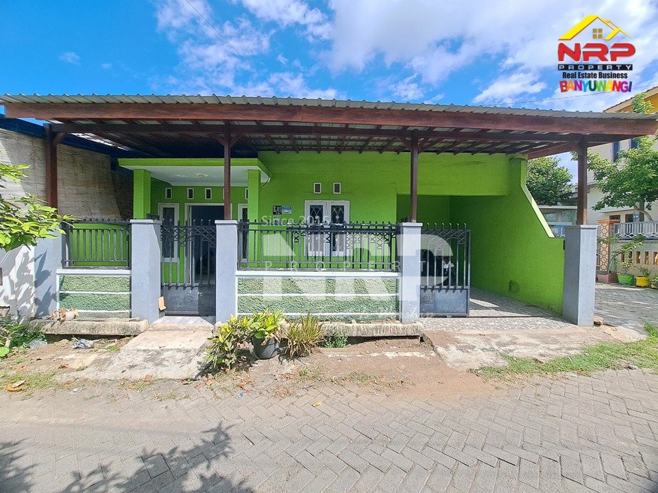 Dijual Rumah Hook 3 Kamar Tidur di Sobo Banyuwangi Hunian ini dilengkapi berbagai fasilitas yang mendukung kenyamanan sehari-hari, di antaranya ruang tamu, tiga kamar tidur, satu kamar mandi, dapur, sambungan listrik, air PDAM, serta carport untuk kendaraan. Lokasinya berada di kawasan Sobo yang dikenal memiliki akses mudah menuju berbagai fasilitas penting. Dari rumah ini, penghuni hanya membutuhkan waktu sekitar 5 menit menuju pusat Kota Banyuwangi, pusat perbelanjaan, sekolah, dan fasilitas umum lainnya. Selain itu, Bandara Blimbingsari dapat dijangkau sekitar 25 menit, sedangkan Pelabuhan Penyeberangan Ketapang sekitar 35 menit perjalanan. Dengan harga Rp249 juta nego, rumah hook minimalis di Sobo ini menjadi pilihan menarik bagi masyarakat yang menginginkan hunian nyaman dengan lokasi strategis maupun sebagai investasi properti di Banyuwangi yang terus berkembang.