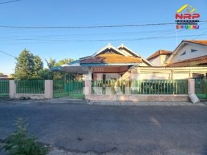 BANYUWANGI – Bagi Anda yang sedang mencari rumah disewakan di Banyuwangi Kota, tersedia hunian bergaya klasik dengan lahan yang sangat luas dan lokasi premium di pusat kota. Properti ini menawarkan kenyamanan sekaligus fleksibilitas penggunaan, baik sebagai tempat tinggal, mess karyawan, maupun bisnis homestay berkonsep vintage. Terletak di kawasan strategis yang dekat dengan pusat pemerintahan dan kawasan bisnis Banyuwangi, rumah ini menjadi pilihan ideal bagi keluarga, perusahaan, maupun pelaku usaha di bidang akomodasi. Lingkungannya yang nyaman serta akses yang mudah ke berbagai fasilitas umum menjadi nilai tambah bagi calon penyewa. Dengan luas tanah mencapai 987 meter persegi dan luas bangunan 130 meter persegi, rumah ini memiliki halaman yang lapang sehingga dapat dimanfaatkan sebagai area parkir, taman, maupun ruang terbuka untuk berbagai kebutuhan. Selain itu, desain rumah bergaya klasik memberikan nuansa yang hangat dan berkarakter. Konsep ini sangat cocok bagi Anda yang ingin membuka homestay atau guest house dengan tema vintage, seiring meningkatnya kunjungan wisatawan ke Banyuwangi. Spesifikasi Properti Status: Disewakan Lokasi: Banyuwangi Kota Luas Tanah: 987 m² Luas Bangunan: 130 m² Legalitas: SHM (Sertifikat Hak Milik) Fasilitas 5 Kamar Tidur 1 Kamar Mandi Ruang Tamu Ruang Keluarga Dapur Carport Halaman luas Listrik 1.300 Watt Air PDAM Keunggulan Lokasi Lokasi rumah berada di kawasan yang sangat strategis dengan akses mudah menuju berbagai fasilitas penting, antara lain: Dekat Kantor Pemerintah Kabupaten Banyuwangi. Dekat kawasan bisnis dan perkantoran. Dekat Roxy Mall. Dekat Ramayana Mall. Dekat Vionata Supermarket. Dekat pusat kuliner dan berbagai layanan publik. Akses jalan mudah dilalui kendaraan. Keunggulan lokasi ini memberikan kemudahan mobilitas bagi penghuni sekaligus meningkatkan potensi apabila dimanfaatkan sebagai properti komersial. Harga Sewa Rp29.000.000 per tahun (nego). Dengan harga sewa yang kompetitif, rumah ini menawarkan nilai lebih berkat lokasi premium, lahan yang luas, serta fasilitas yang lengkap. Sangat cocok bagi keluarga yang membutuhkan ruang lebih besar, perusahaan yang mencari mess karyawan, maupun investor yang ingin mengembangkan usaha homestay di pusat Kota Banyuwangi. Bagi Anda yang tertarik dengan rumah disewakan di Banyuwangi Kota, segera jadwalkan survei lokasi dan dapatkan informasi lebih lengkap. Kesempatan mendapatkan properti strategis dengan harga menarik seperti ini tidak datang setiap saat.