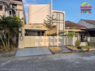 Disewakan Rumah Modern Full Furniture 2 Lantai 4 Kamar Tidur di Tamanbaru Banyuwangi
