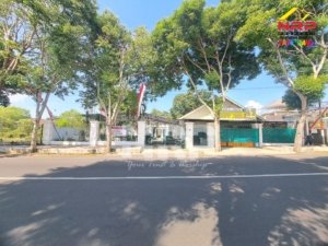 Tanah 2.005 M² Bonus Bangunan dan Ruang Usaha di Pusat Kota Banyuwangi Dijual, Cocok untuk Investasi dan Bisnis